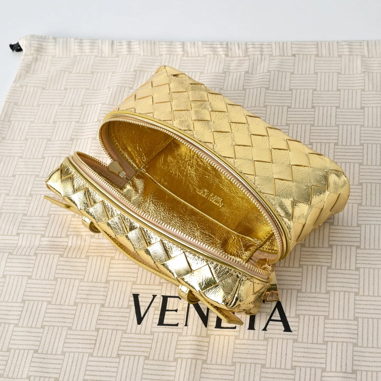 Batch 1360 #BV New Vanity Case Rope Cosmetic Bag, 🎈The metallic luster is super eye-catching, and it has a perfect sense of holiday atmosphere✨✨It adopts the brand’s most classic cowhide weaving, with two-way zipper opening and closing, the overall style is retro and elegant, the top handle can be adjusted, the shoulder strap can be adjusted at will, the hand-held elegant temperament, the cross-body casual and casual, unlocking various concave shape scenes🎬 Model: 9109 Dimensions: 22x12.5x5